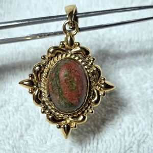 Vintage Style Oval Unkite Pendant in Gold Tone